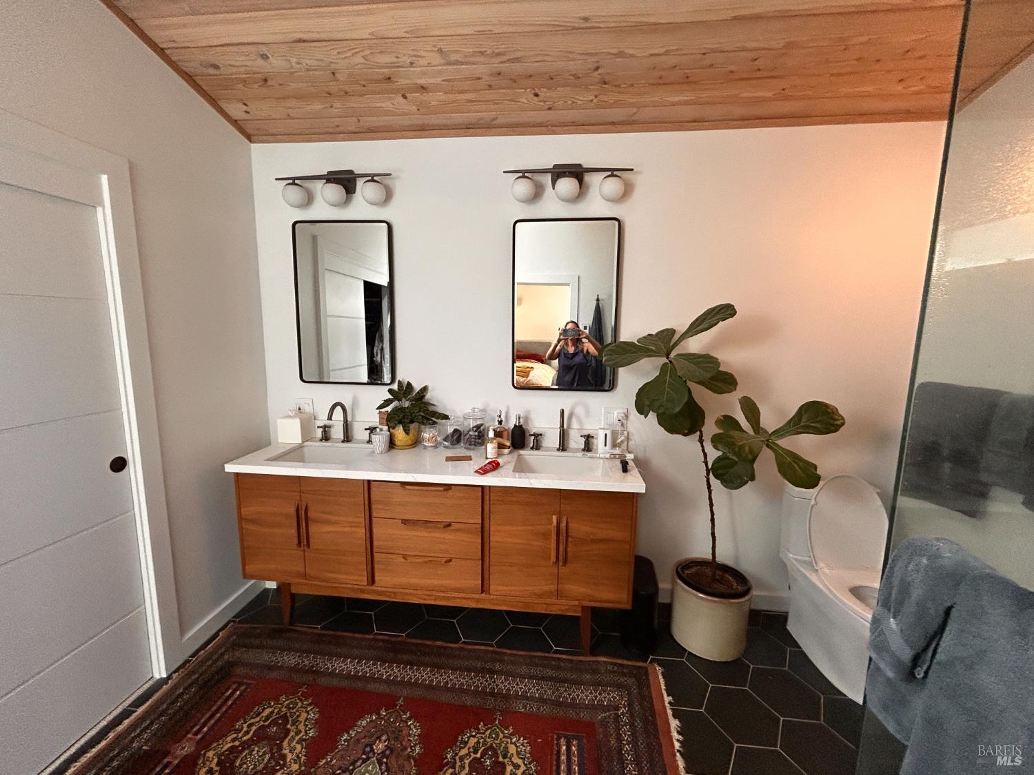 Detail Gallery Image 8 of 15 For 221 D St, San Rafael,  CA 94901 - 4 Beds | 3 Baths