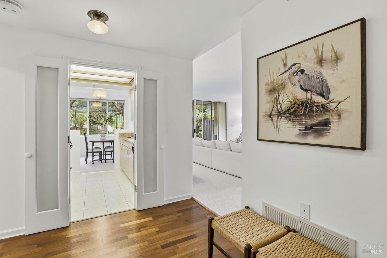 Detail Gallery Image 10 of 33 For 400 Deer Valley Rd 2f,  San Rafael,  CA 94903 - 2 Beds | 2 Baths