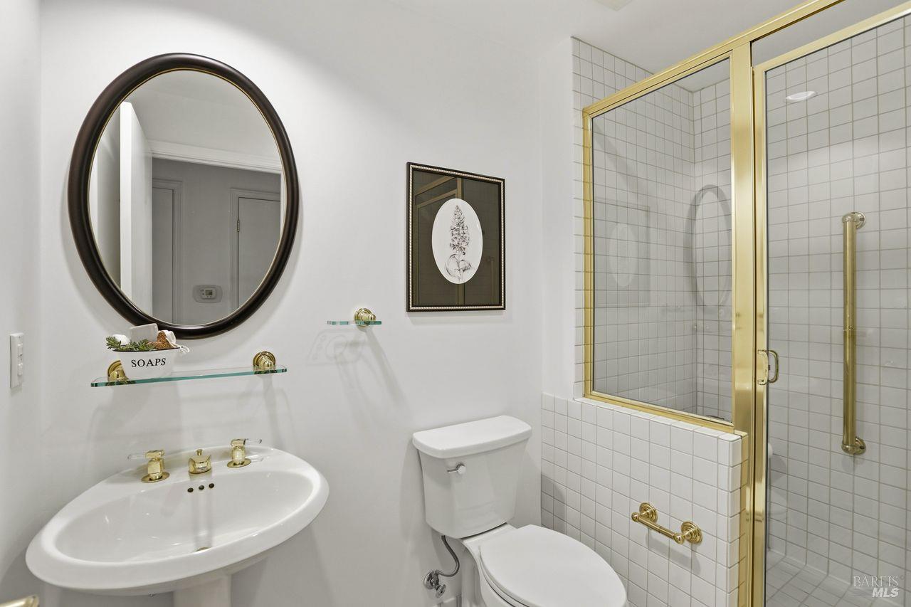 Detail Gallery Image 19 of 33 For 400 Deer Valley Rd 2f,  San Rafael,  CA 94903 - 2 Beds | 2 Baths