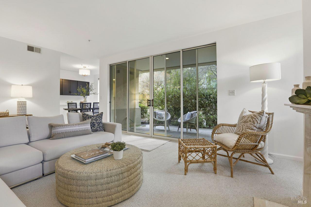 Detail Gallery Image 3 of 33 For 400 Deer Valley Rd 2f,  San Rafael,  CA 94903 - 2 Beds | 2 Baths