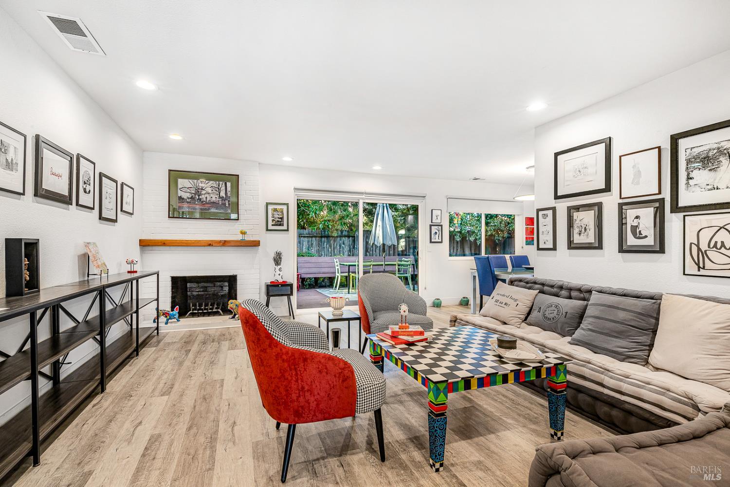 Detail Gallery Image 4 of 31 For 1927 Calavaras Dr, Santa Rosa,  CA 95405 - 3 Beds | 2 Baths