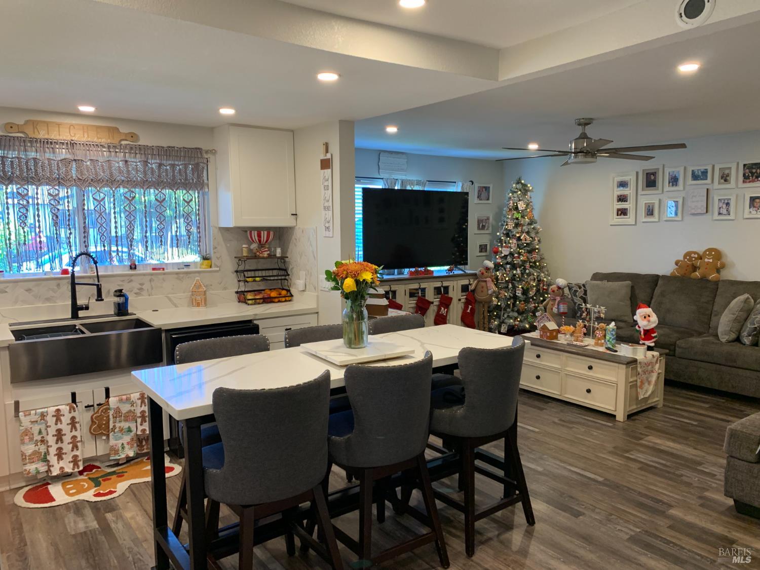 Detail Gallery Image 3 of 17 For 497 Umland Dr, Santa Rosa,  CA 95401 - 3 Beds | 2 Baths