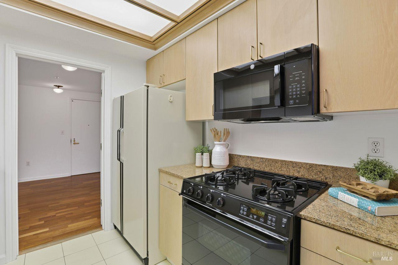 Detail Gallery Image 7 of 33 For 400 Deer Valley Rd 2f,  San Rafael,  CA 94903 - 2 Beds | 2 Baths