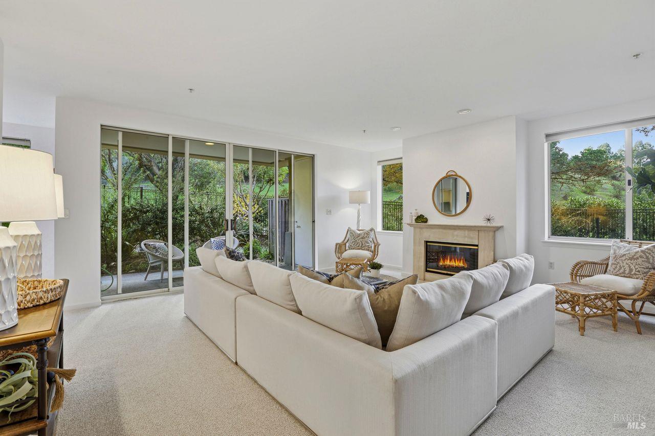 Detail Gallery Image 2 of 33 For 400 Deer Valley Rd 2f,  San Rafael,  CA 94903 - 2 Beds | 2 Baths