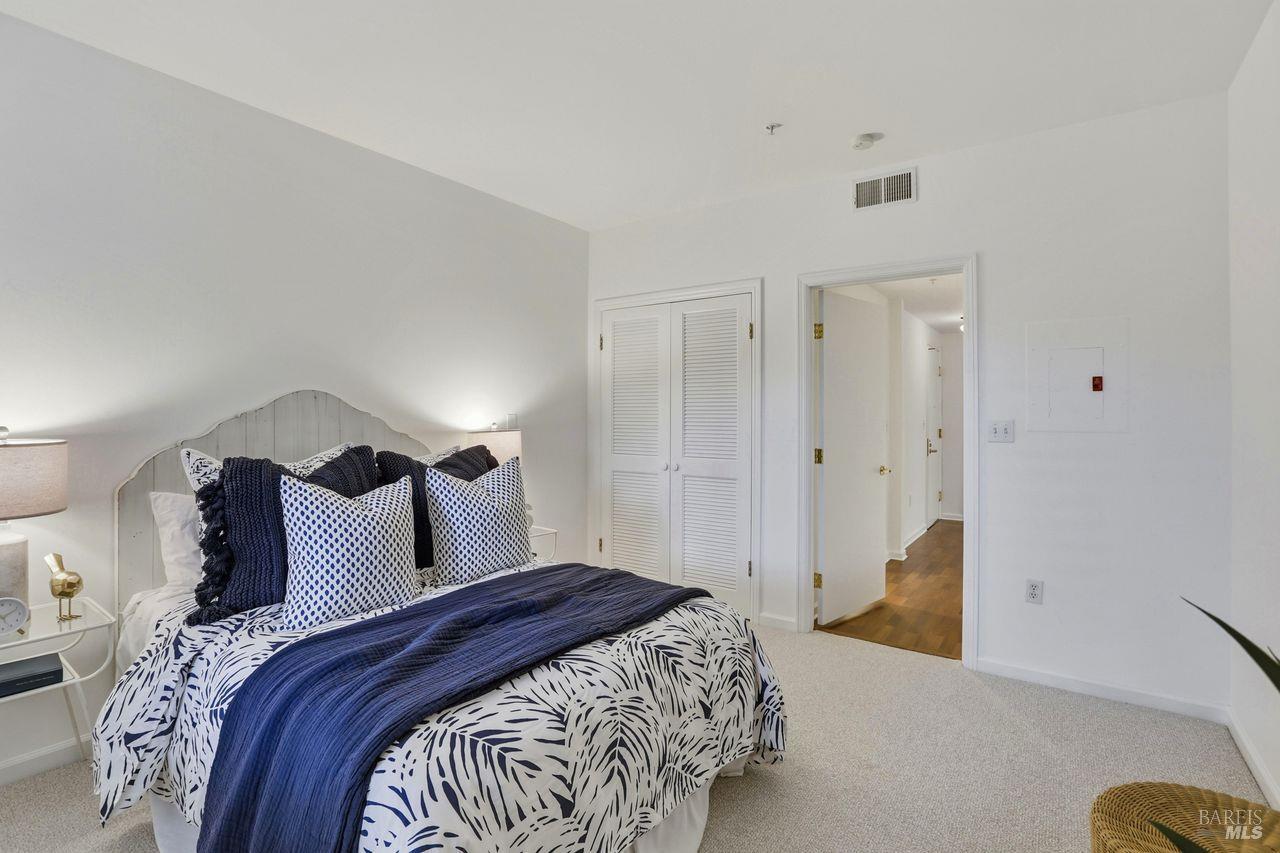 Detail Gallery Image 13 of 33 For 400 Deer Valley Rd 2f,  San Rafael,  CA 94903 - 2 Beds | 2 Baths