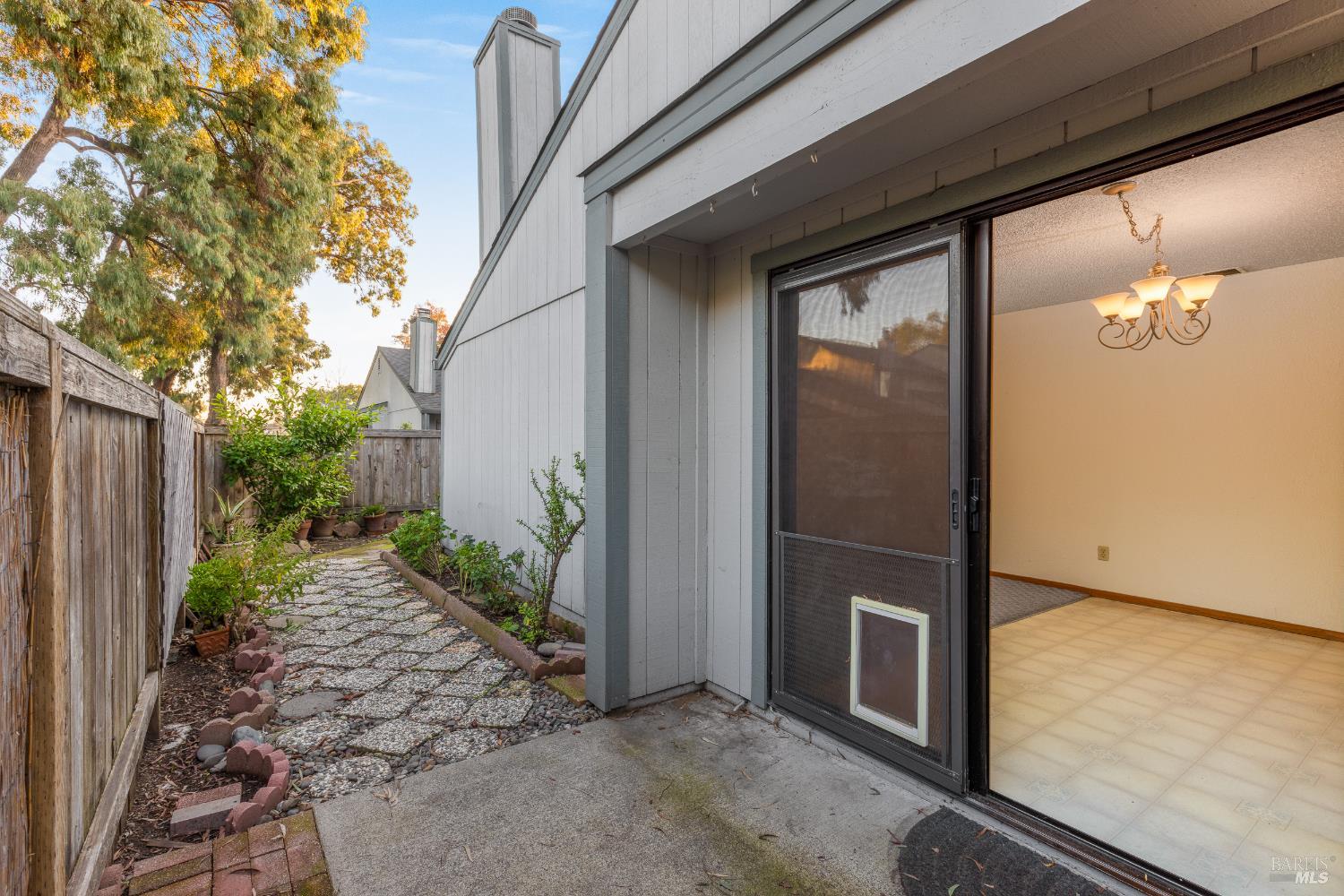 Detail Gallery Image 14 of 18 For 2312 Cross Ave, Santa Rosa,  CA 95401 - 2 Beds | 2 Baths