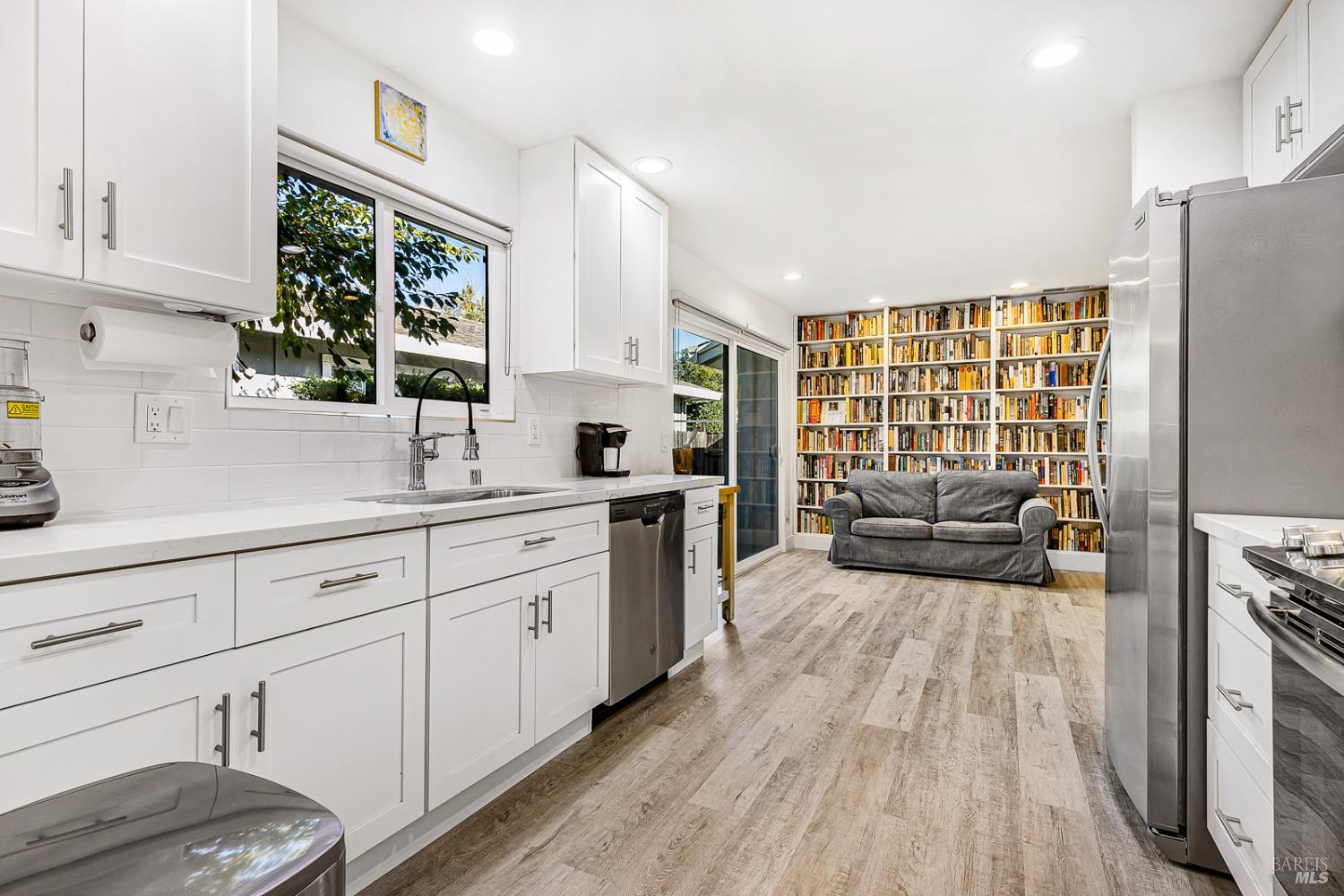 Detail Gallery Image 10 of 31 For 1927 Calavaras Dr, Santa Rosa,  CA 95405 - 3 Beds | 2 Baths