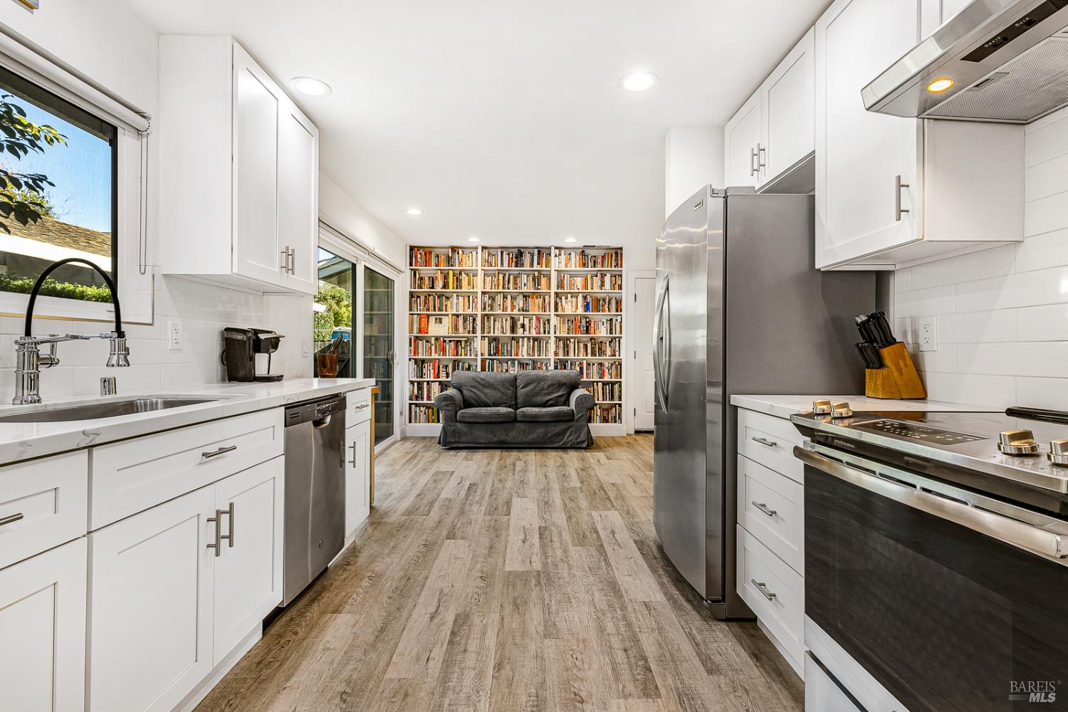 Detail Gallery Image 9 of 31 For 1927 Calavaras Dr, Santa Rosa,  CA 95405 - 3 Beds | 2 Baths