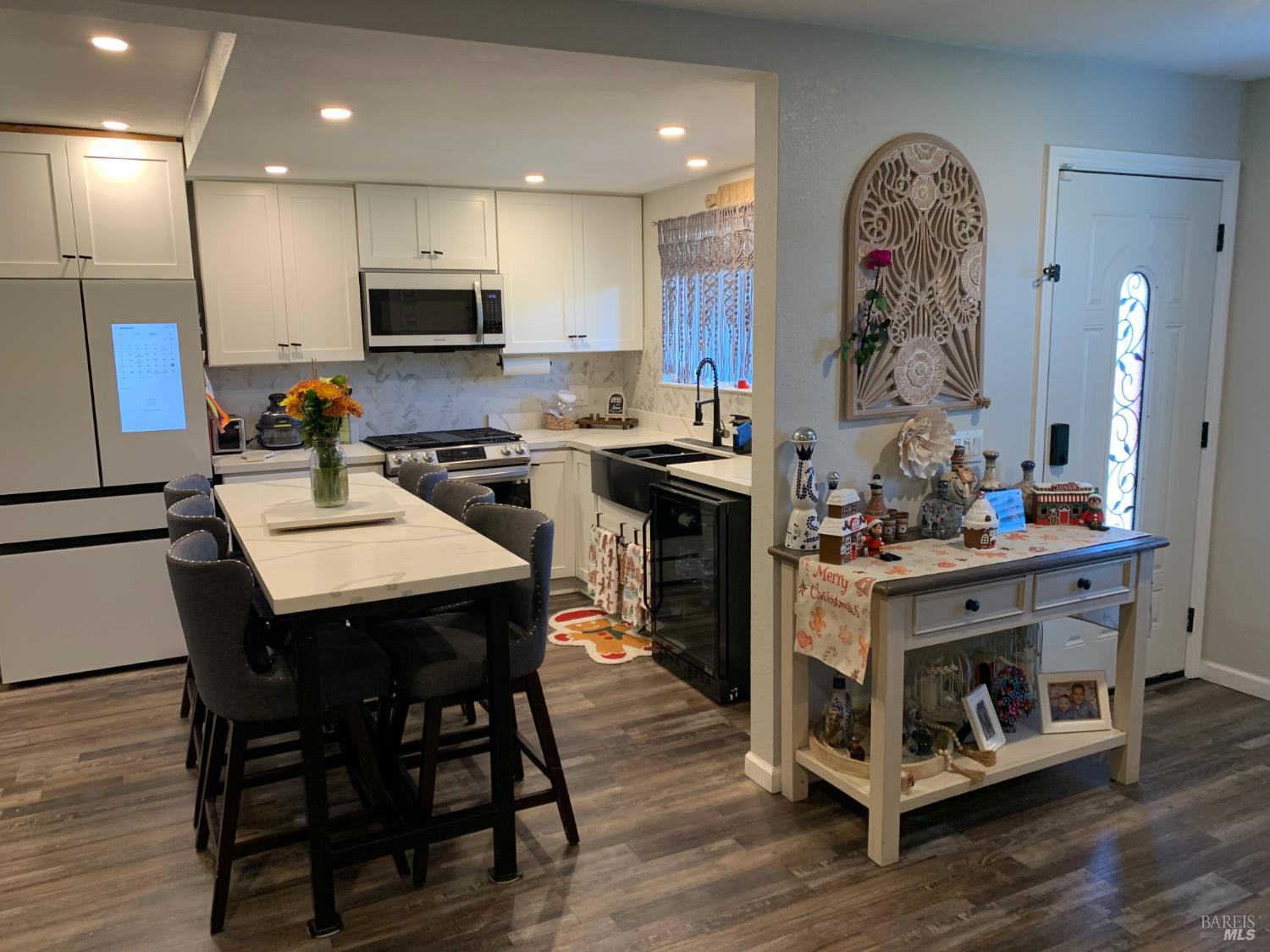 Detail Gallery Image 4 of 17 For 497 Umland Dr, Santa Rosa,  CA 95401 - 3 Beds | 2 Baths