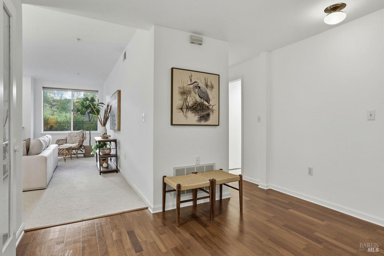 Detail Gallery Image 11 of 33 For 400 Deer Valley Rd 2f,  San Rafael,  CA 94903 - 2 Beds | 2 Baths