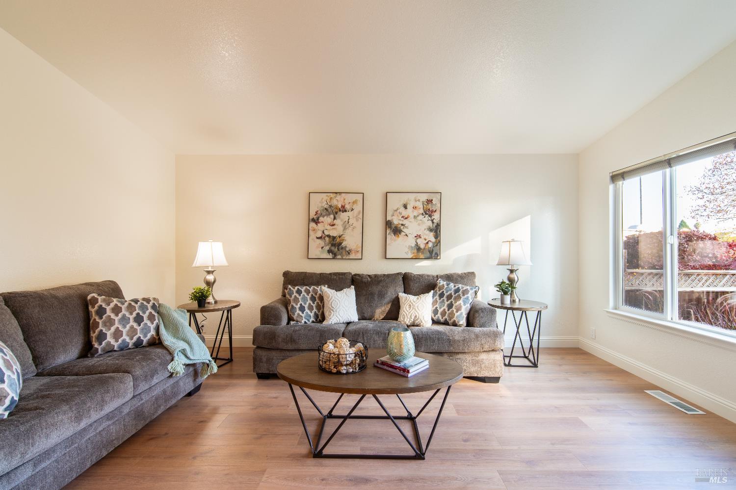 Detail Gallery Image 6 of 48 For 1416 Middlebrook Way, Rohnert Park,  CA 94928 - 3 Beds | 2 Baths