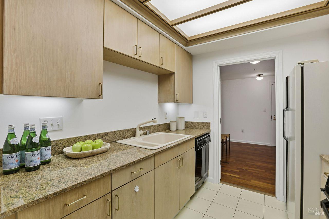 Detail Gallery Image 8 of 33 For 400 Deer Valley Rd 2f,  San Rafael,  CA 94903 - 2 Beds | 2 Baths