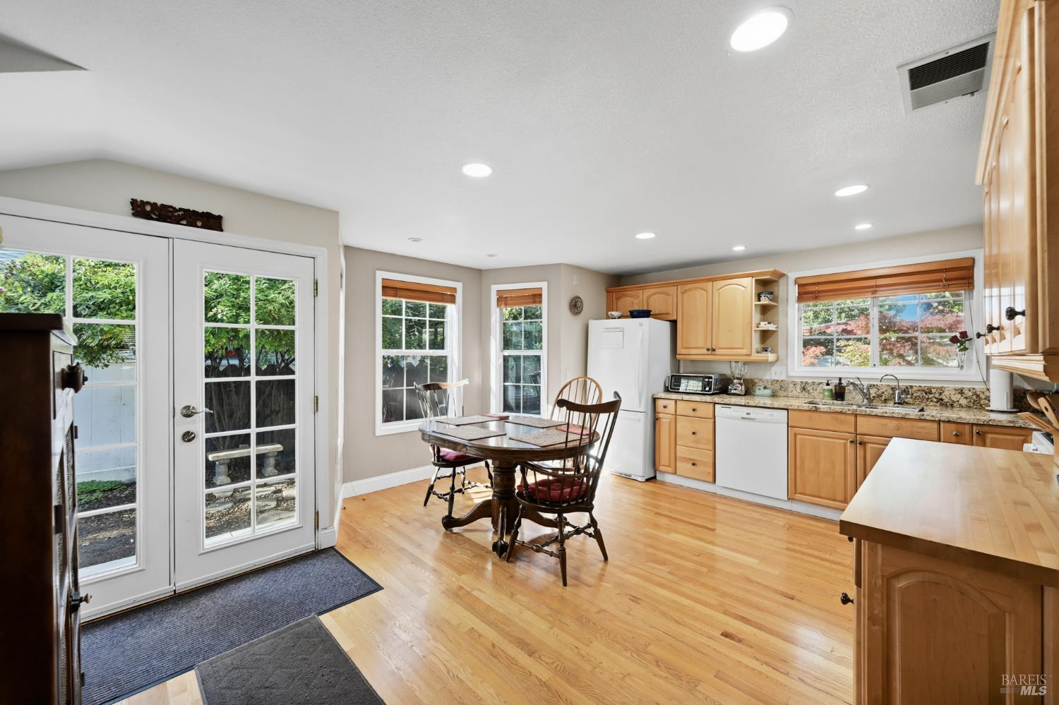 Detail Gallery Image 14 of 52 For 735 Carr Ave, Santa Rosa,  CA 95404 - 3 Beds | 2 Baths