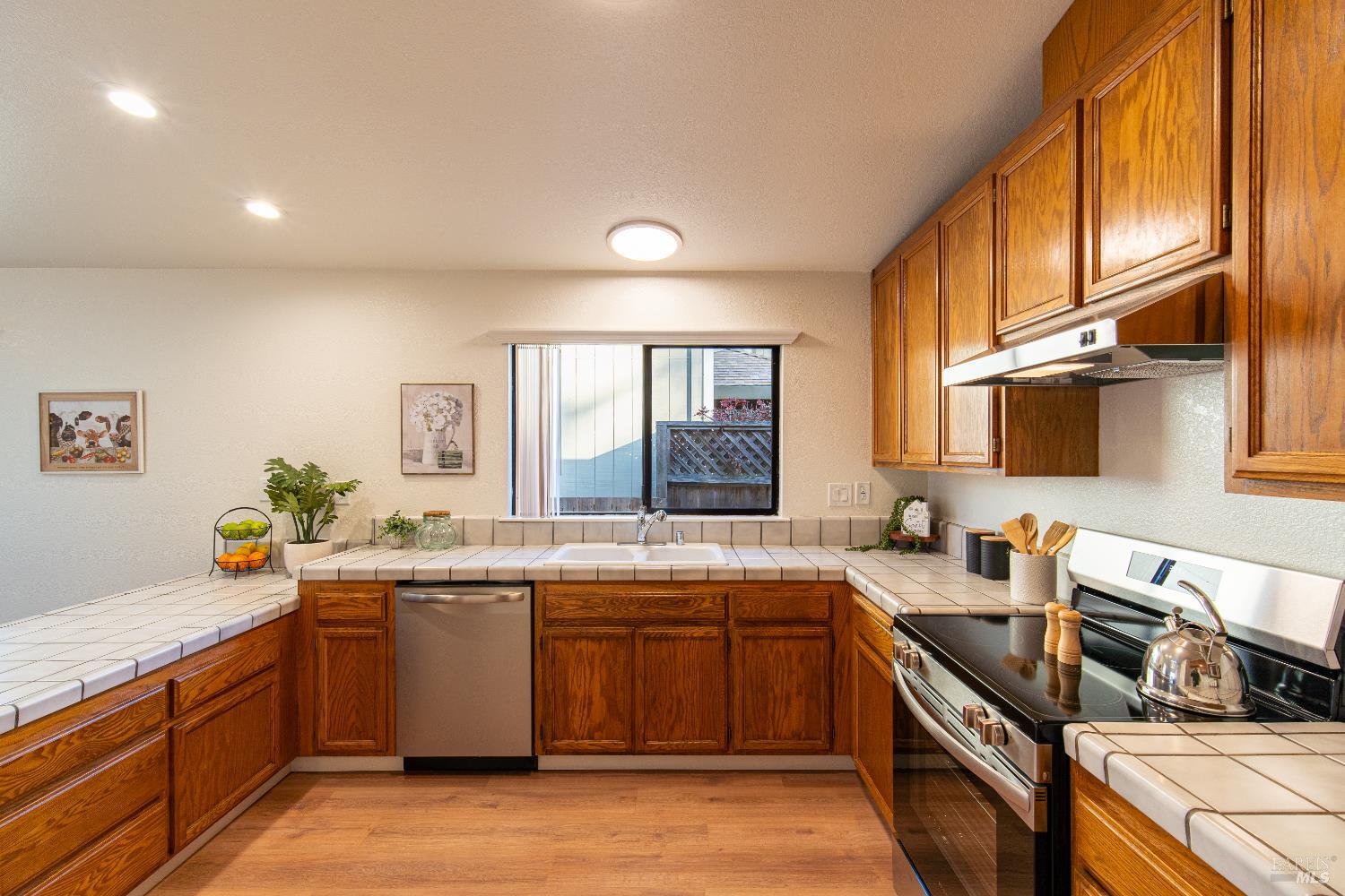 Detail Gallery Image 11 of 48 For 1416 Middlebrook Way, Rohnert Park,  CA 94928 - 3 Beds | 2 Baths