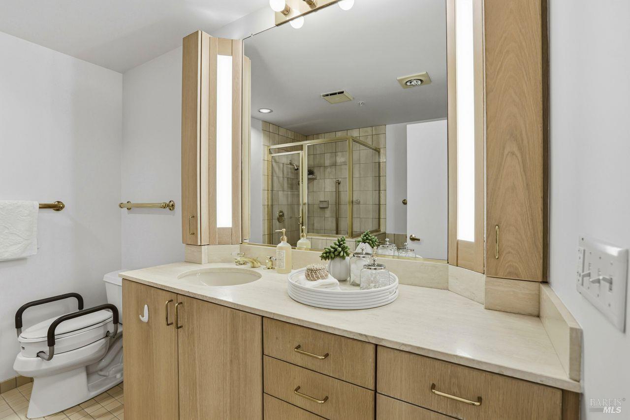 Detail Gallery Image 22 of 33 For 400 Deer Valley Rd 2f,  San Rafael,  CA 94903 - 2 Beds | 2 Baths