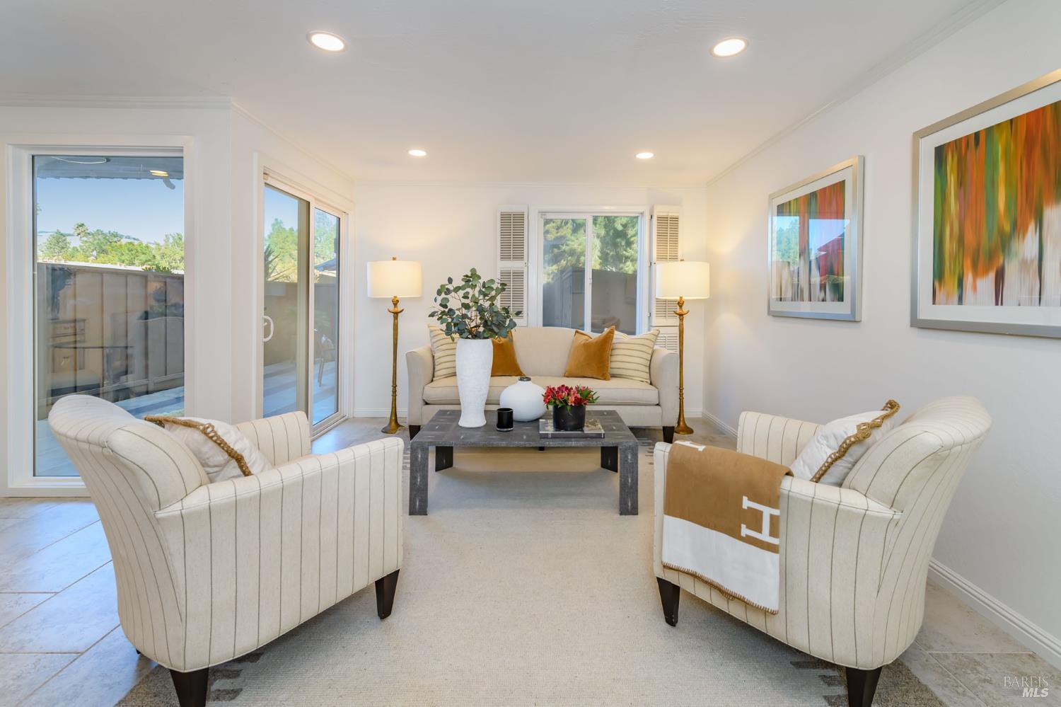 Detail Gallery Image 2 of 31 For 98 Surrey Ln, San Rafael,  CA 94903 - 2 Beds | 2 Baths