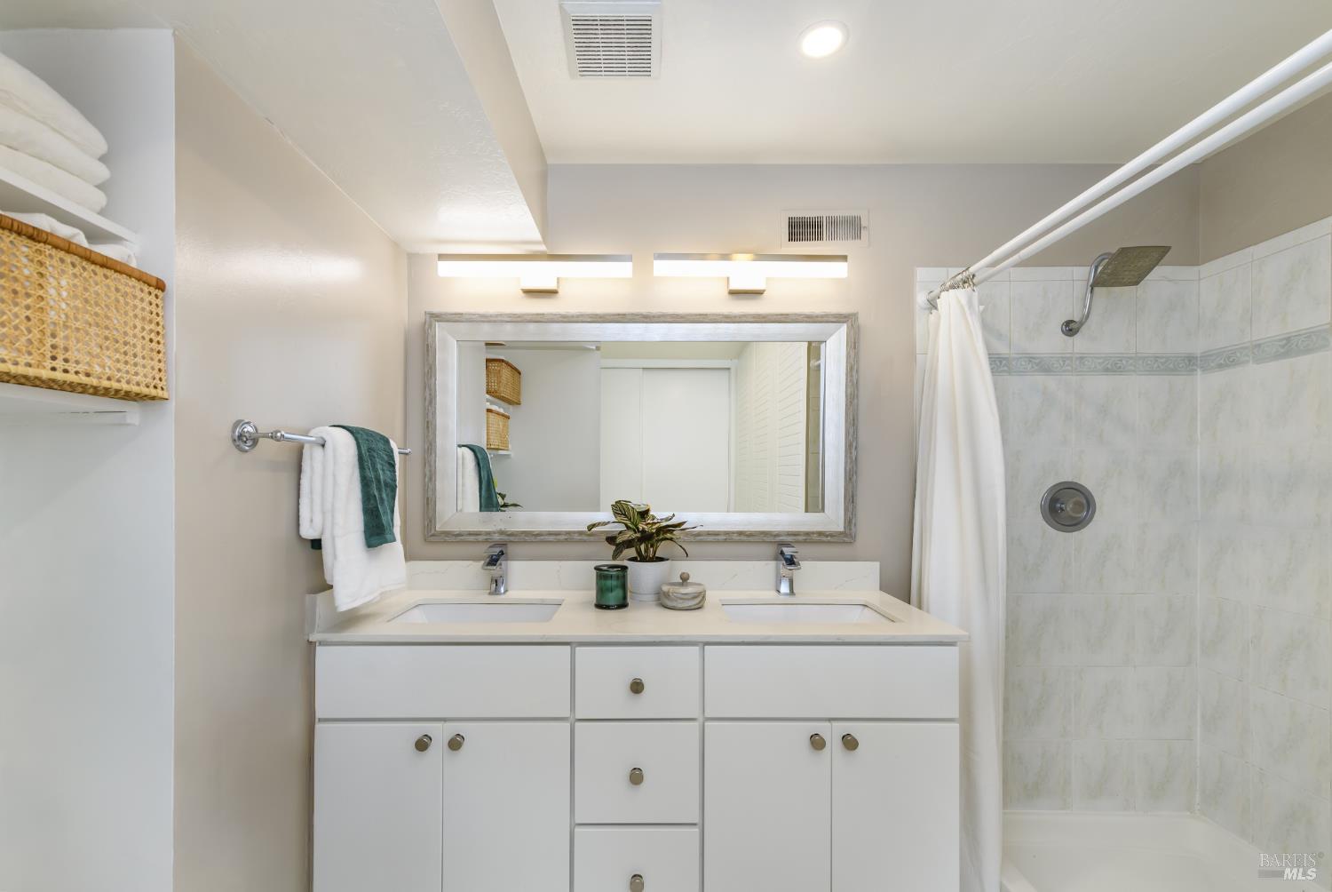 Detail Gallery Image 14 of 31 For 98 Surrey Ln, San Rafael,  CA 94903 - 2 Beds | 2 Baths