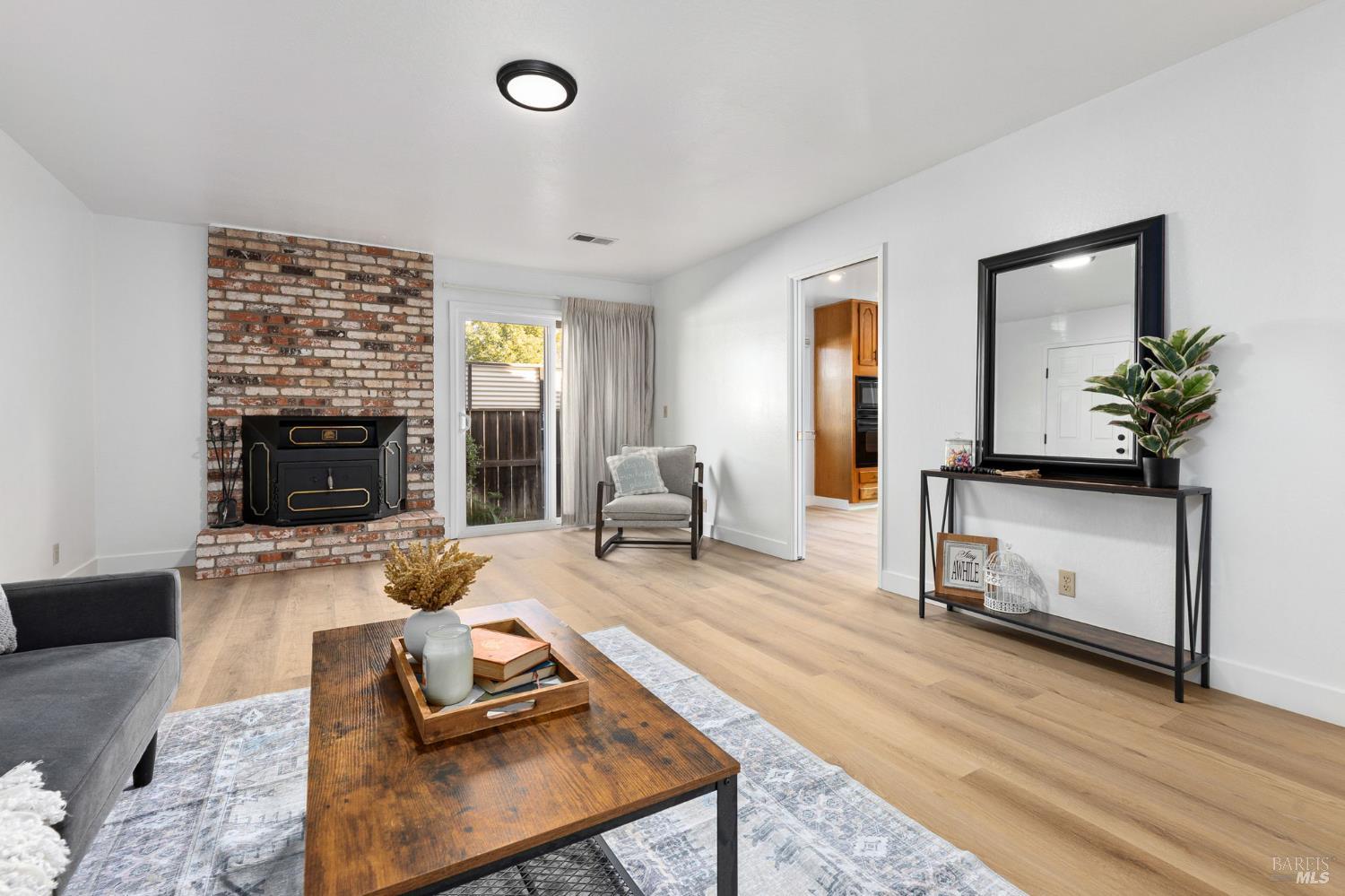 Detail Gallery Image 5 of 36 For 729 Brookside Dr, Vacaville,  CA 95688 - 3 Beds | 2 Baths