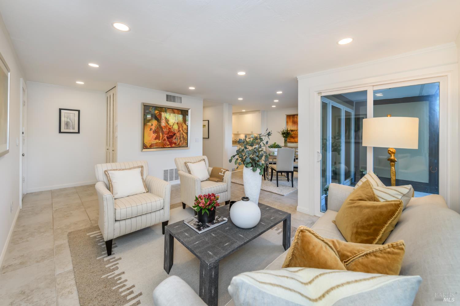 Detail Gallery Image 7 of 31 For 98 Surrey Ln, San Rafael,  CA 94903 - 2 Beds | 2 Baths