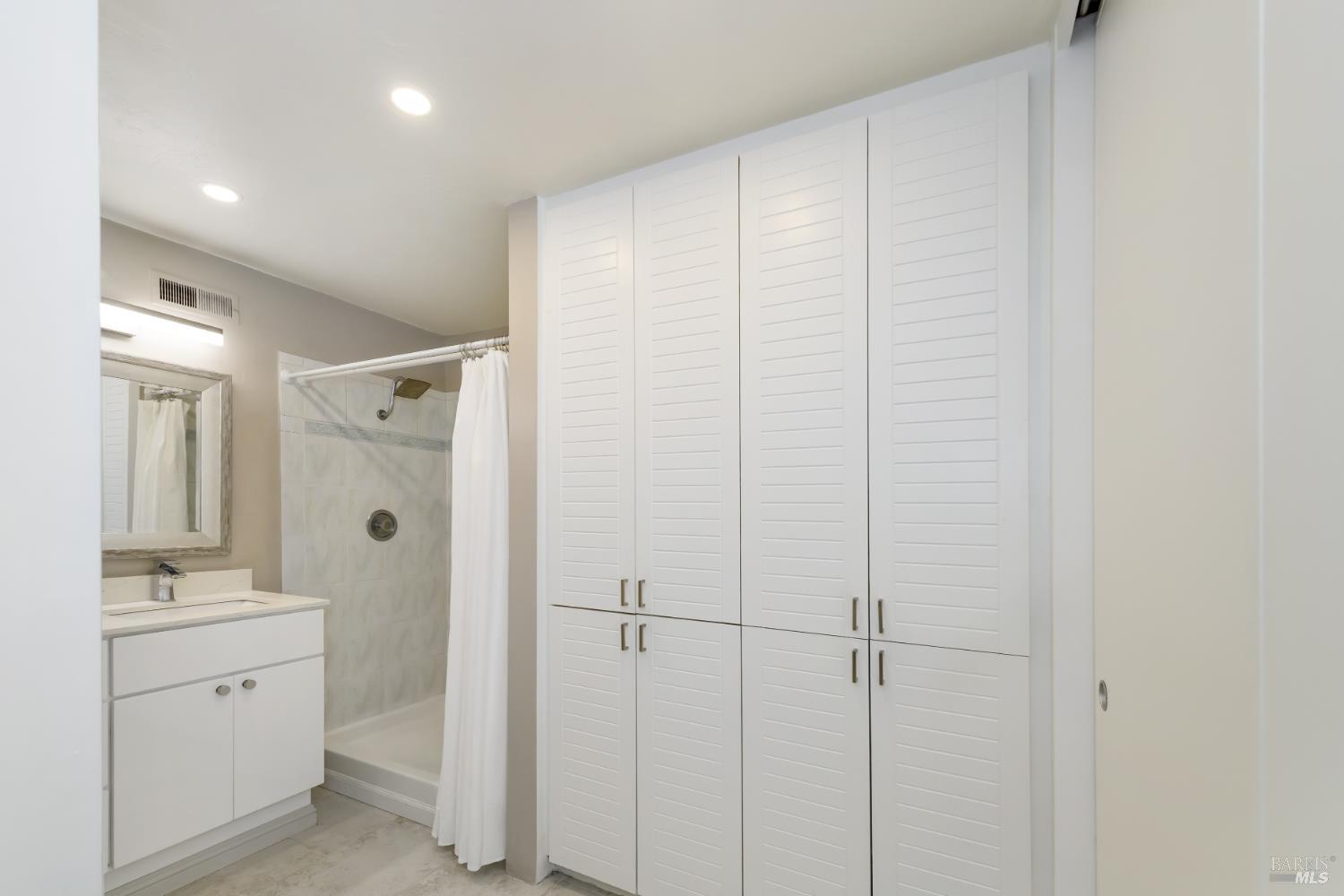 Detail Gallery Image 16 of 31 For 98 Surrey Ln, San Rafael,  CA 94903 - 2 Beds | 2 Baths