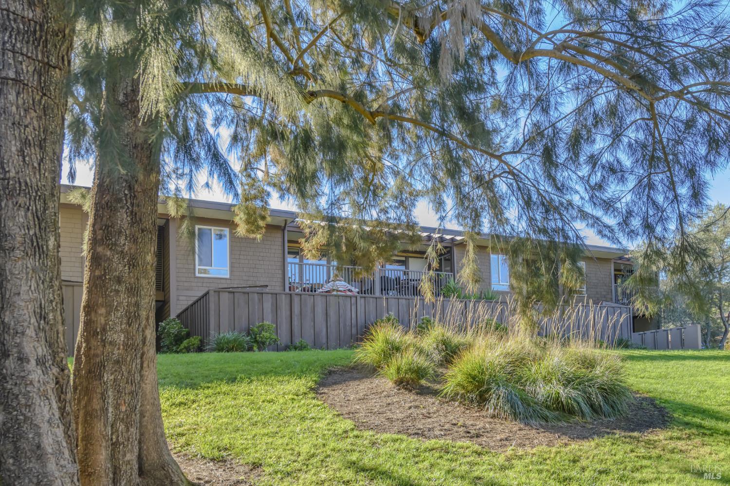 Detail Gallery Image 27 of 31 For 98 Surrey Ln, San Rafael,  CA 94903 - 2 Beds | 2 Baths