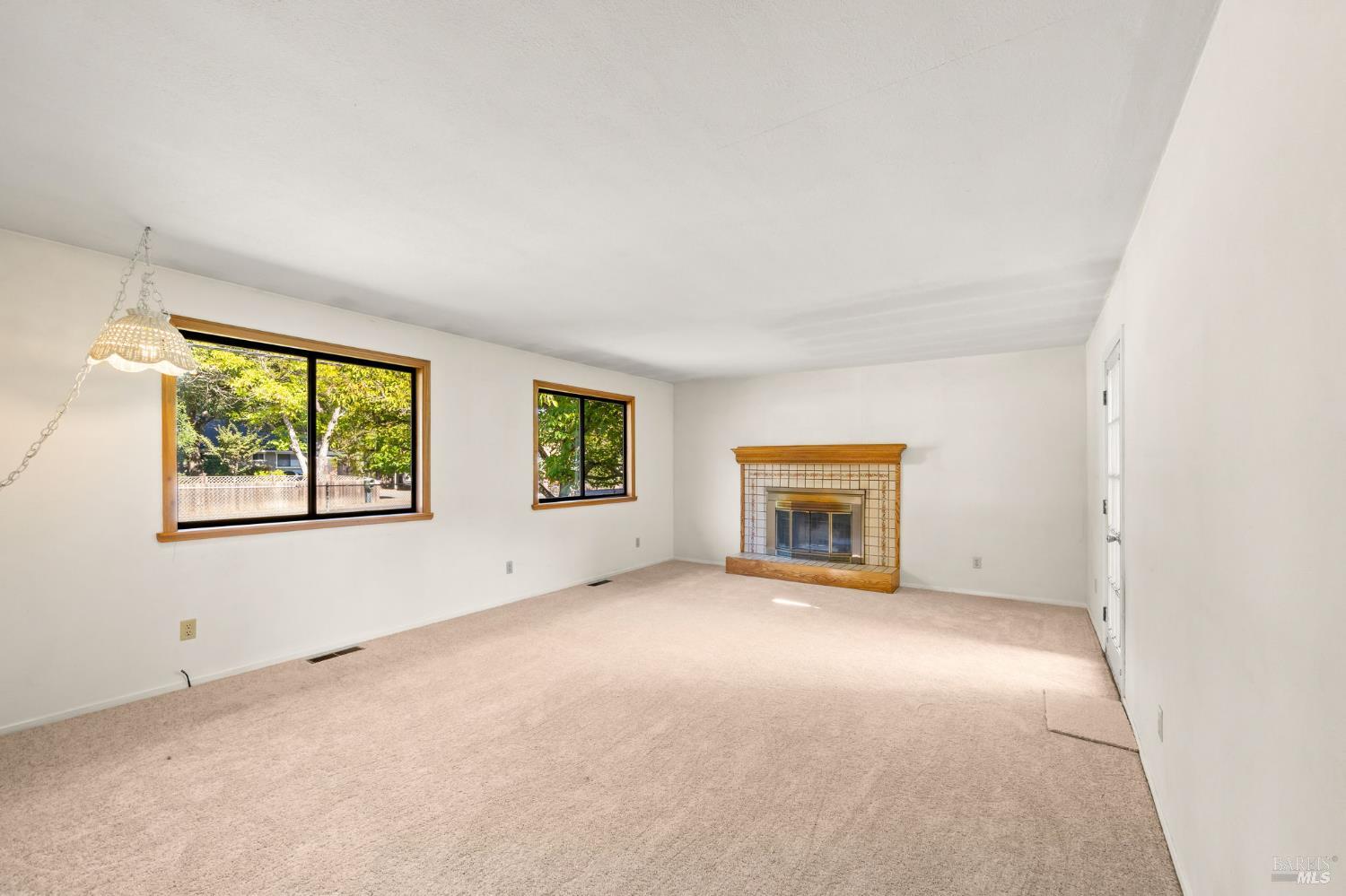 Detail Gallery Image 4 of 31 For 408 Boyes Blvd, Sonoma,  CA 95476 - 3 Beds | 2 Baths