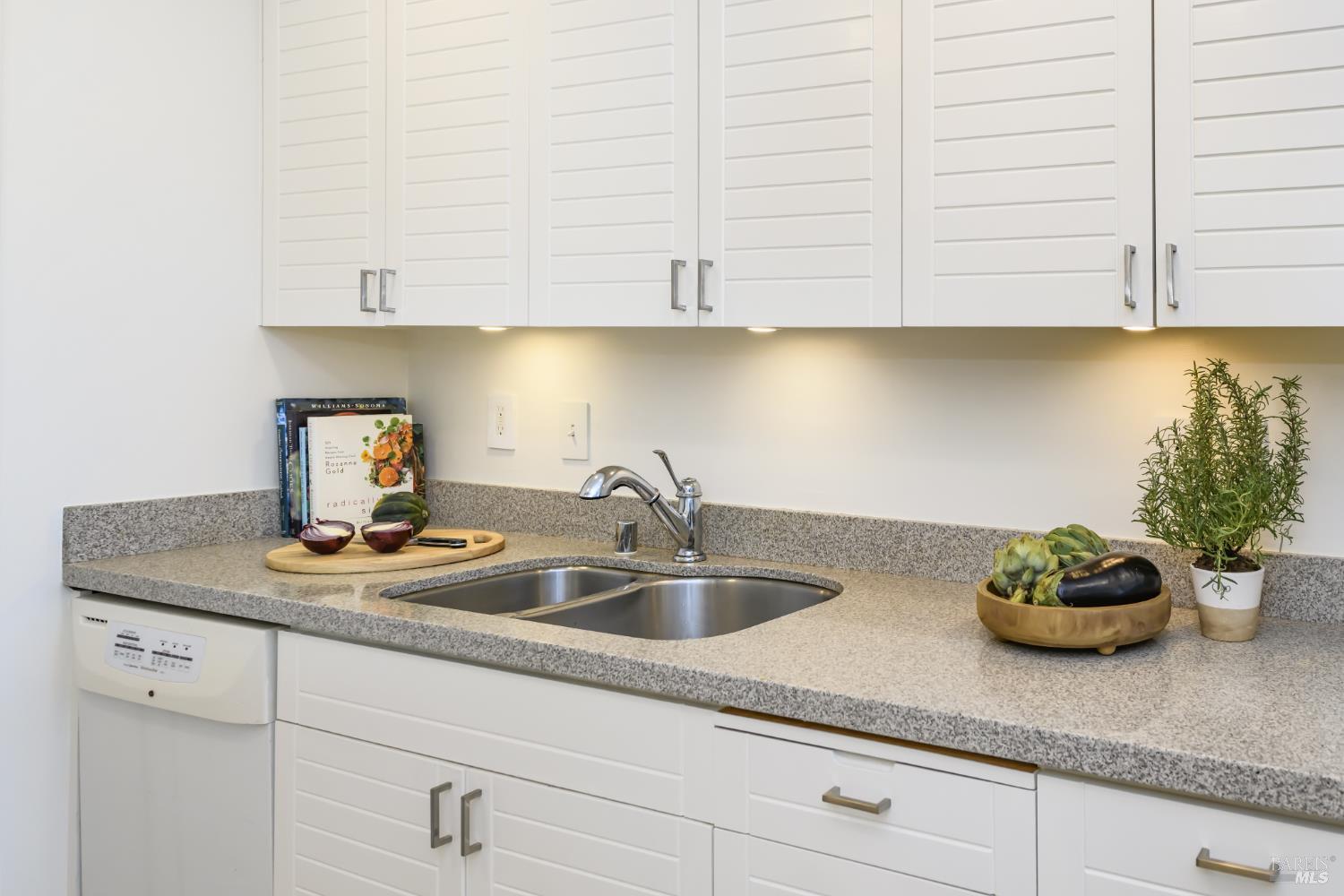 Detail Gallery Image 11 of 31 For 98 Surrey Ln, San Rafael,  CA 94903 - 2 Beds | 2 Baths