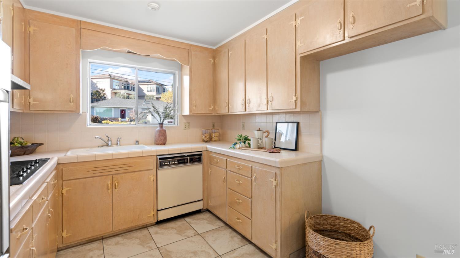 Detail Gallery Image 21 of 40 For 716 Elm Dr, Petaluma,  CA 94952 - 3 Beds | 2 Baths