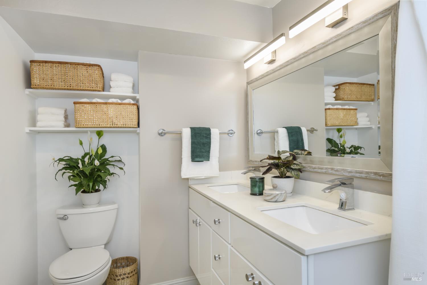 Detail Gallery Image 15 of 31 For 98 Surrey Ln, San Rafael,  CA 94903 - 2 Beds | 2 Baths