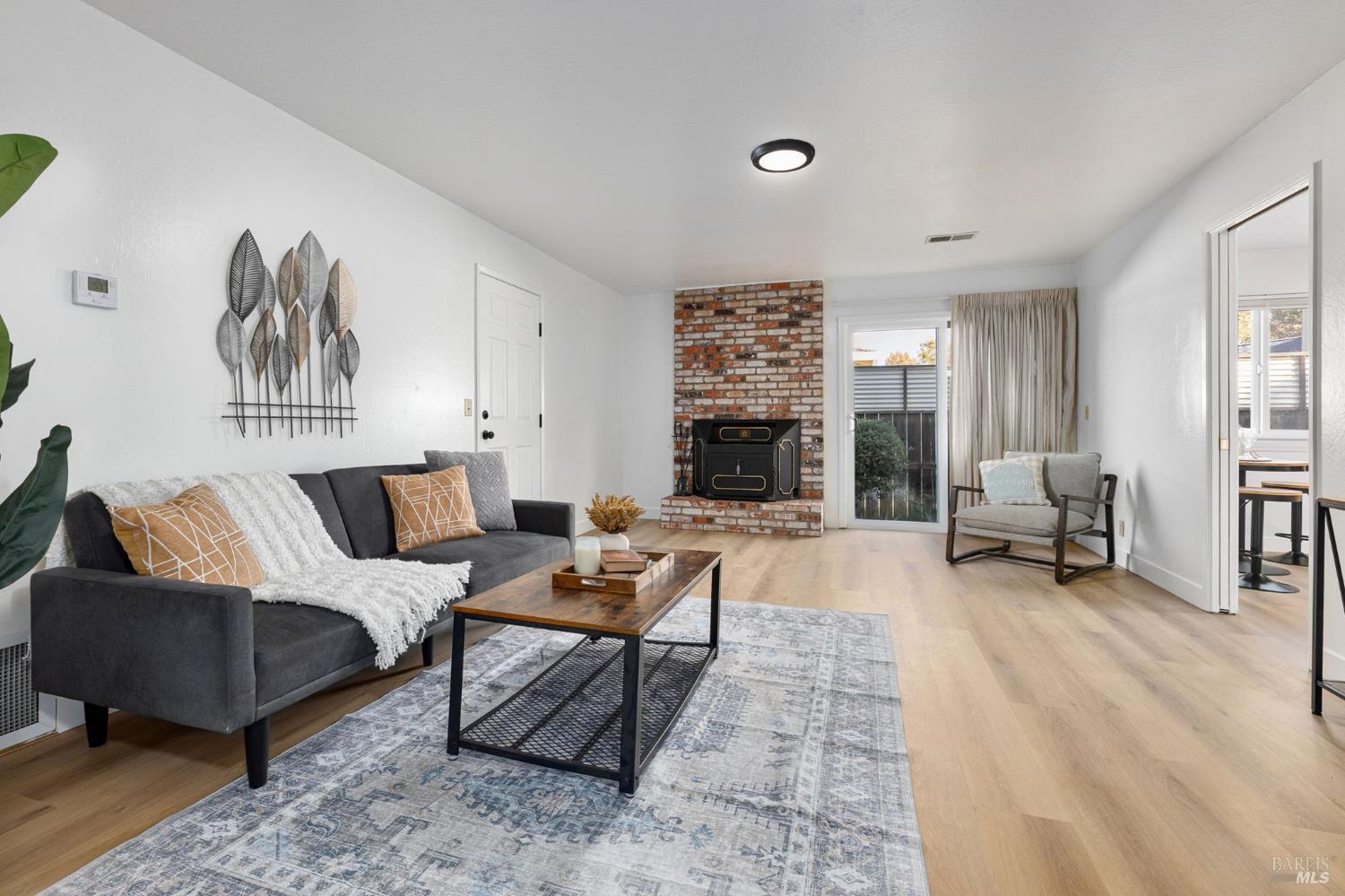 Detail Gallery Image 4 of 36 For 729 Brookside Dr, Vacaville,  CA 95688 - 3 Beds | 2 Baths