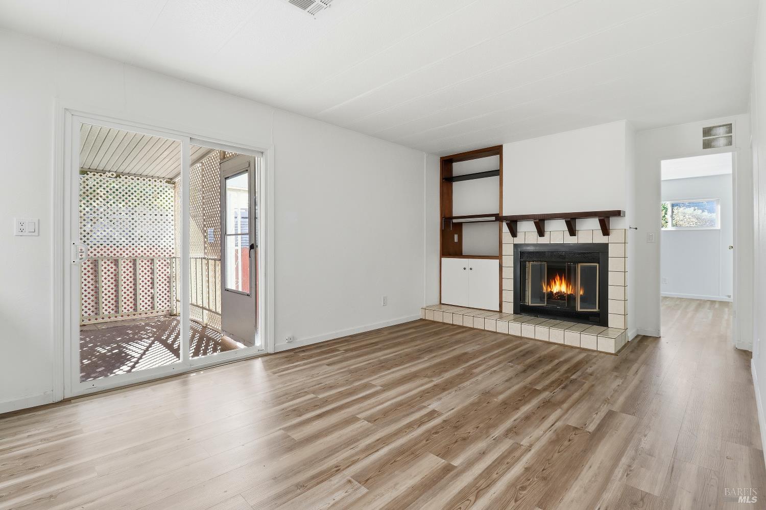 Detail Gallery Image 8 of 22 For 93 W Napa Dr, Petaluma,  CA 94954 - 2 Beds | 2 Baths