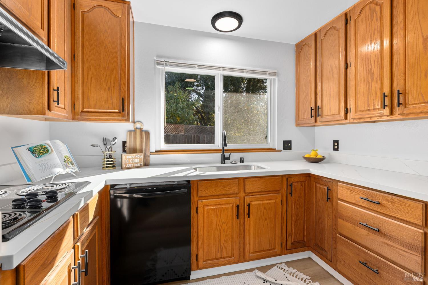 Detail Gallery Image 8 of 36 For 729 Brookside Dr, Vacaville,  CA 95688 - 3 Beds | 2 Baths