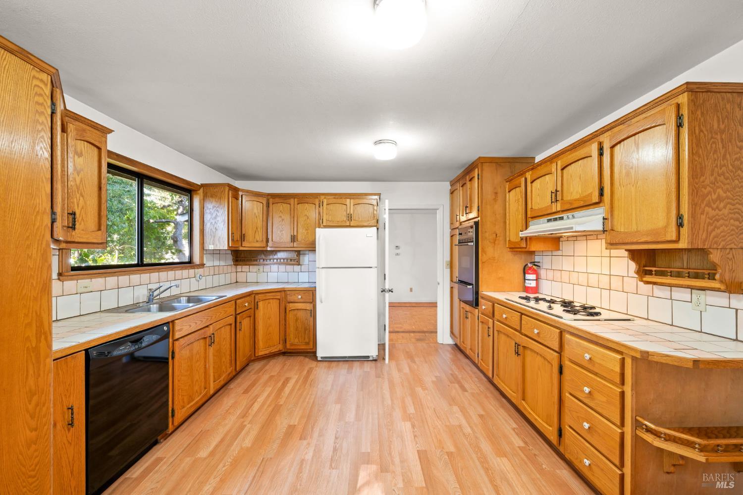 Detail Gallery Image 8 of 31 For 408 Boyes Blvd, Sonoma,  CA 95476 - 3 Beds | 2 Baths