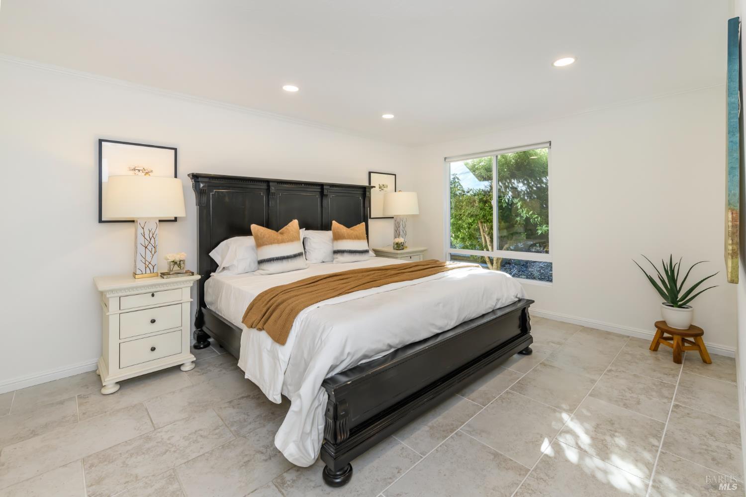 Detail Gallery Image 12 of 31 For 98 Surrey Ln, San Rafael,  CA 94903 - 2 Beds | 2 Baths