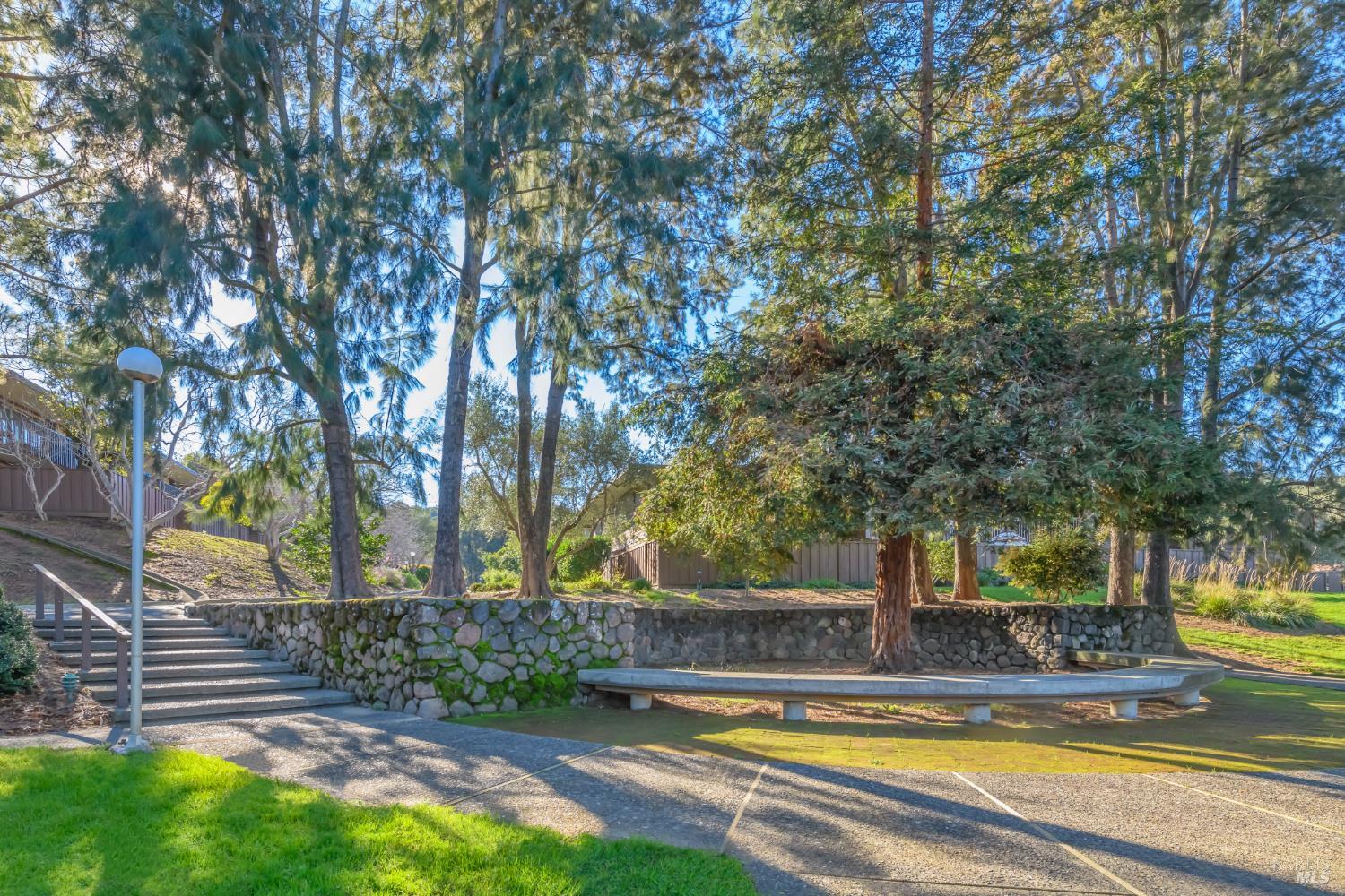 Detail Gallery Image 28 of 31 For 98 Surrey Ln, San Rafael,  CA 94903 - 2 Beds | 2 Baths