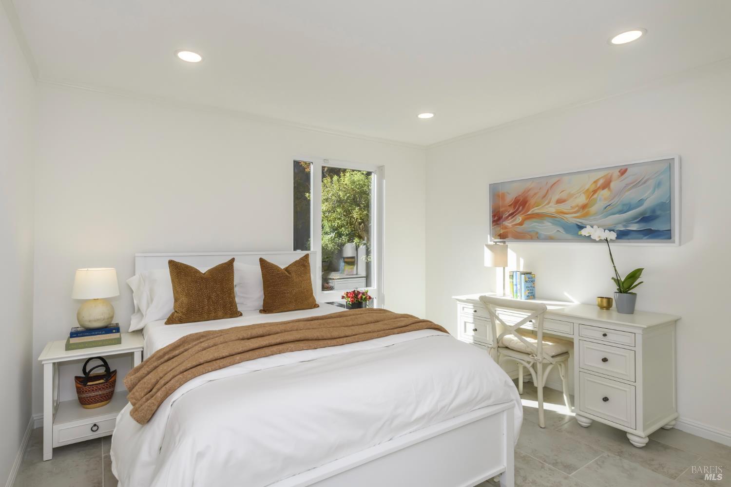 Detail Gallery Image 17 of 31 For 98 Surrey Ln, San Rafael,  CA 94903 - 2 Beds | 2 Baths