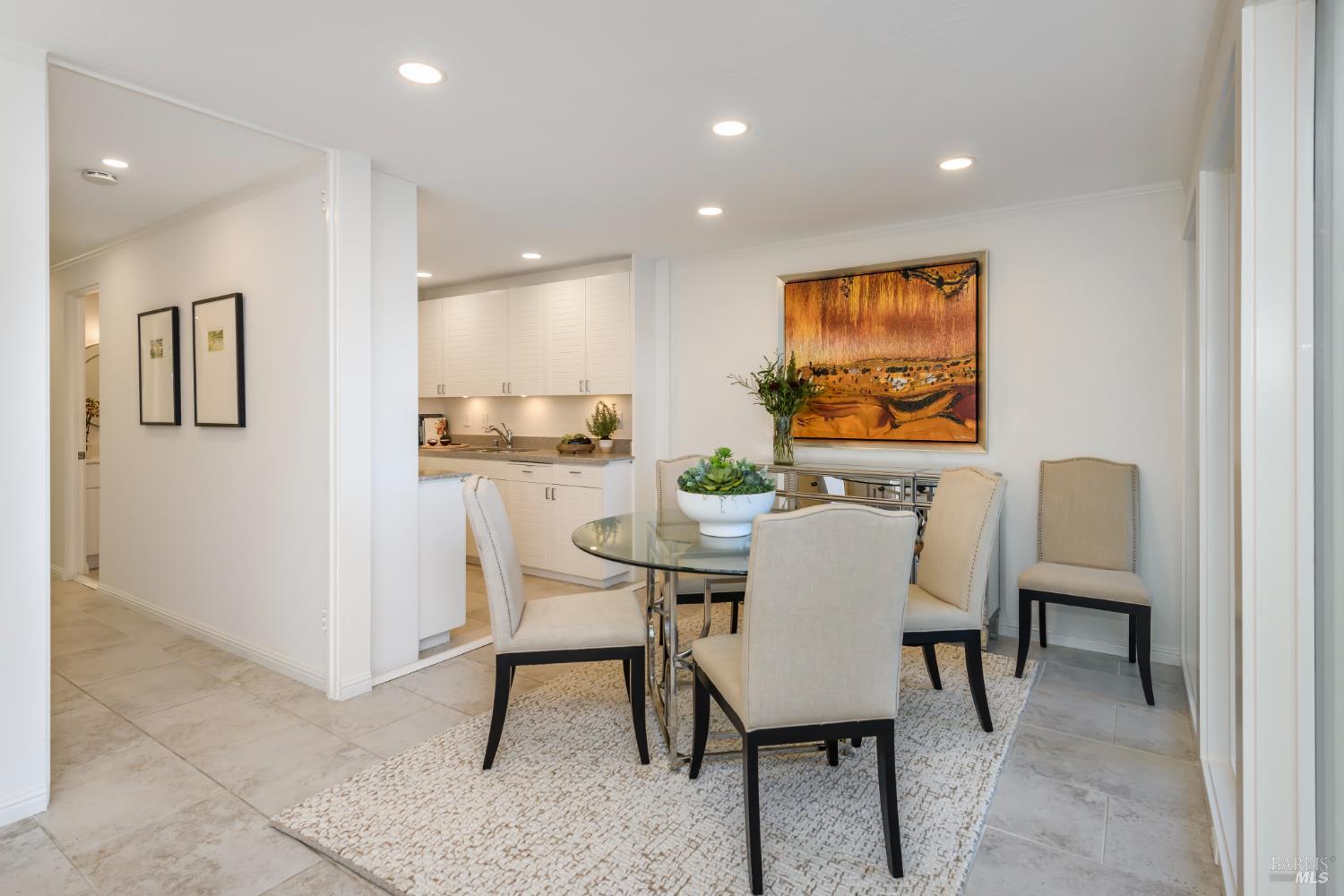 Detail Gallery Image 9 of 31 For 98 Surrey Ln, San Rafael,  CA 94903 - 2 Beds | 2 Baths