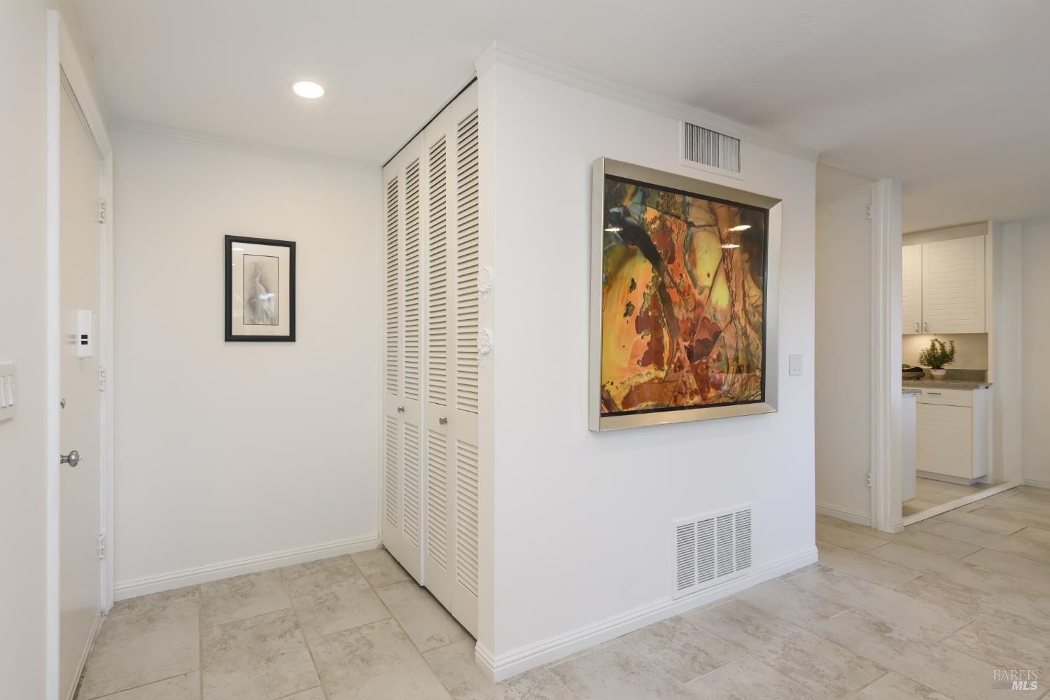 Detail Gallery Image 6 of 31 For 98 Surrey Ln, San Rafael,  CA 94903 - 2 Beds | 2 Baths