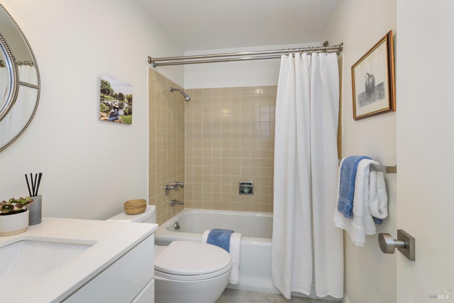 Detail Gallery Image 20 of 31 For 98 Surrey Ln, San Rafael,  CA 94903 - 2 Beds | 2 Baths