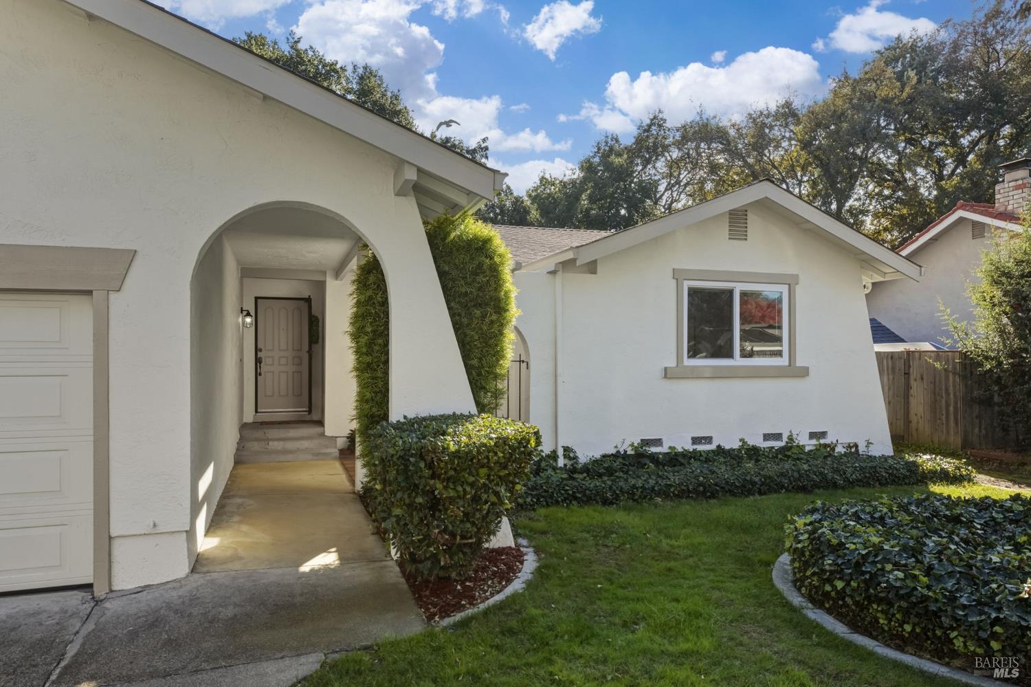 Detail Gallery Image 2 of 36 For 729 Brookside Dr, Vacaville,  CA 95688 - 3 Beds | 2 Baths