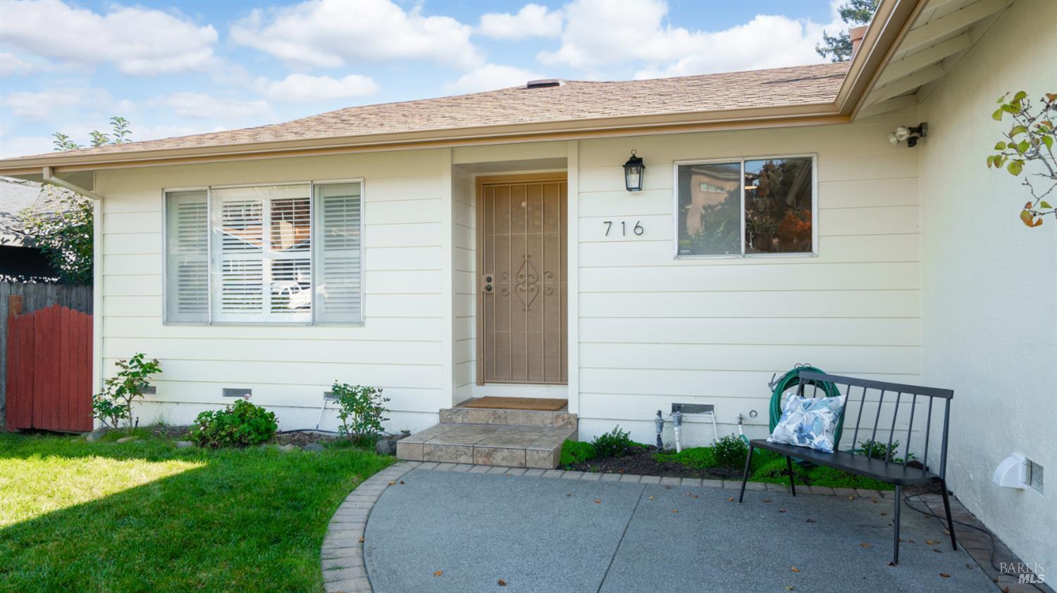 Detail Gallery Image 4 of 40 For 716 Elm Dr, Petaluma,  CA 94952 - 3 Beds | 2 Baths