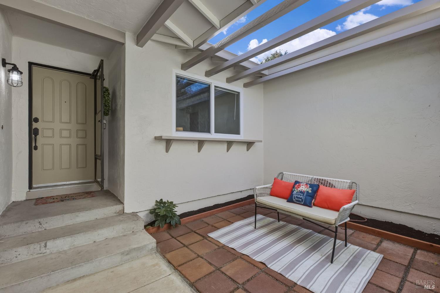 Detail Gallery Image 3 of 36 For 729 Brookside Dr, Vacaville,  CA 95688 - 3 Beds | 2 Baths