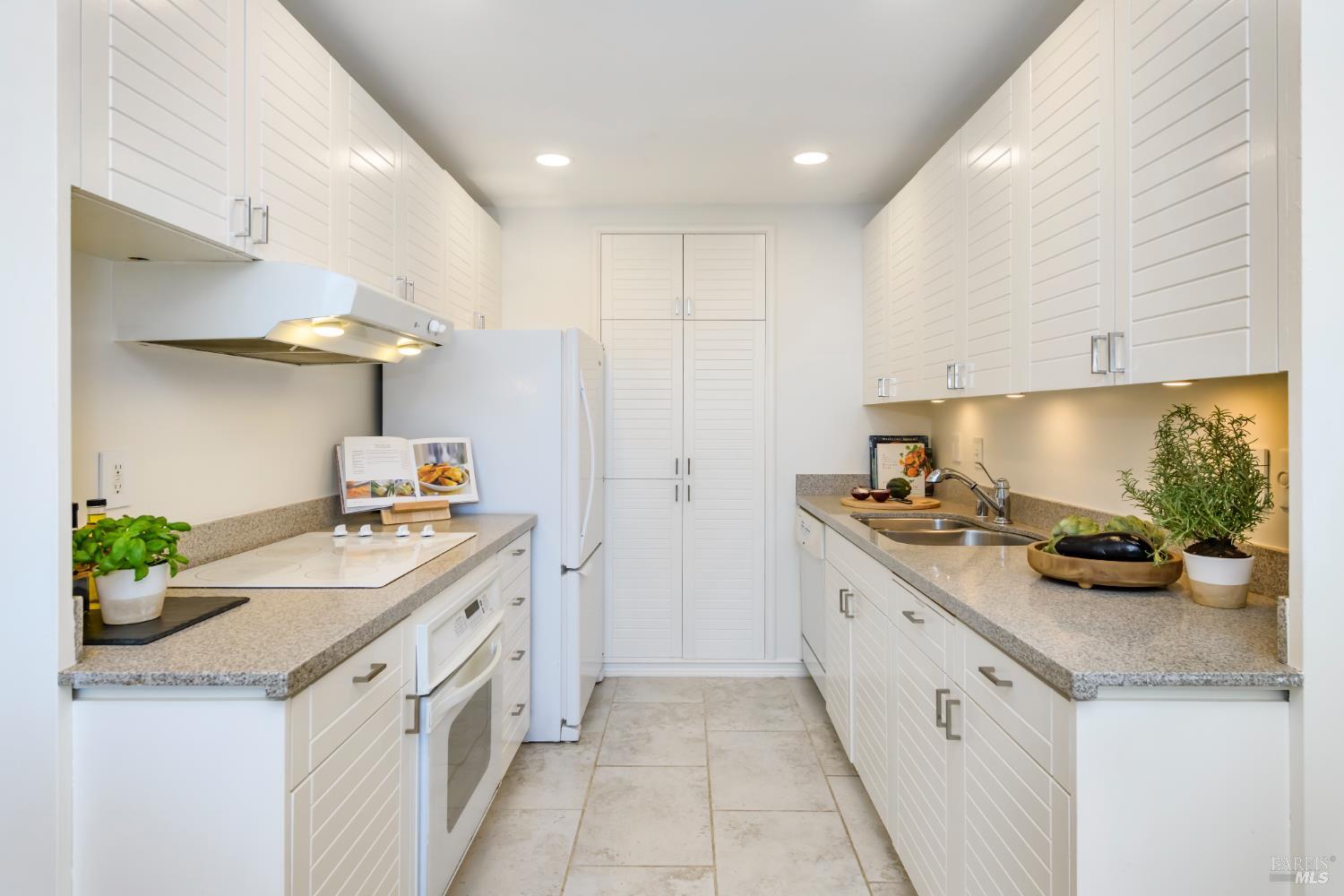 Detail Gallery Image 4 of 31 For 98 Surrey Ln, San Rafael,  CA 94903 - 2 Beds | 2 Baths