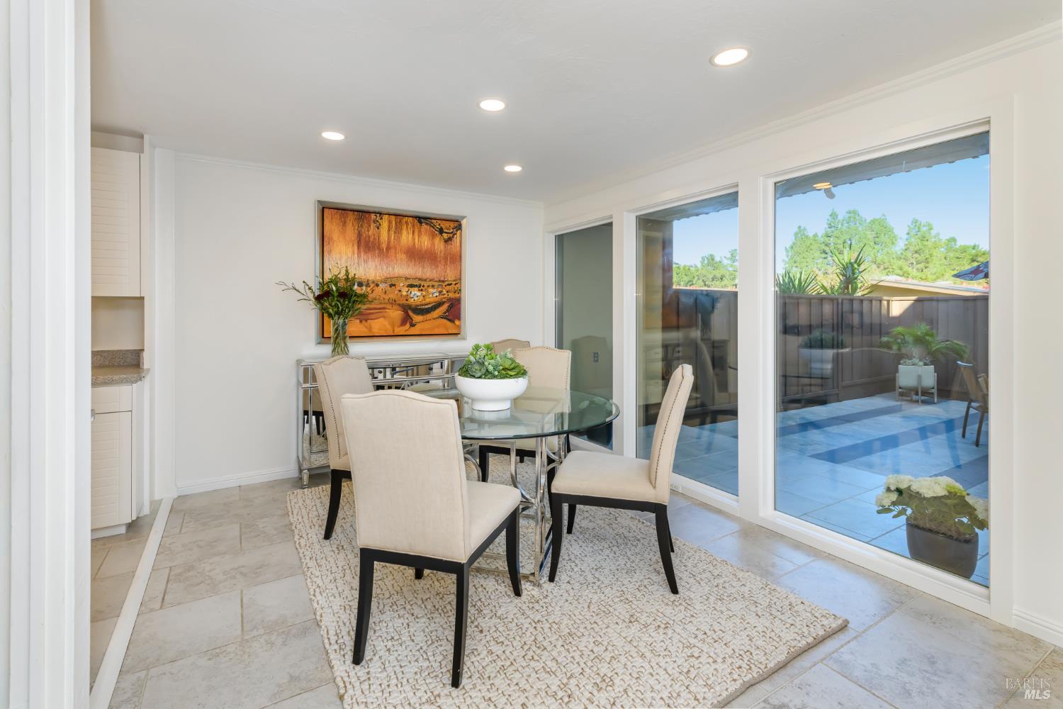 Detail Gallery Image 3 of 31 For 98 Surrey Ln, San Rafael,  CA 94903 - 2 Beds | 2 Baths