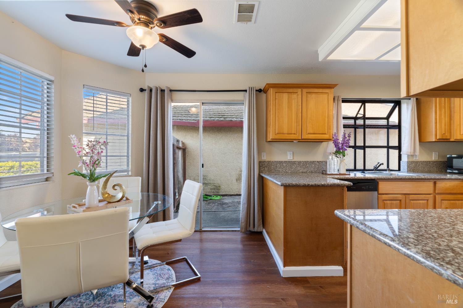 Detail Gallery Image 5 of 44 For 272 Mica Dr, Vallejo,  CA 94589 - 4 Beds | 2/1 Baths