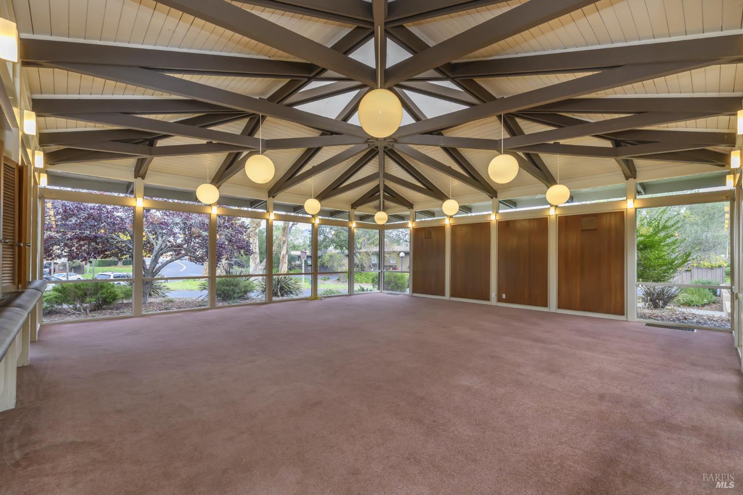 Detail Gallery Image 25 of 31 For 98 Surrey Ln, San Rafael,  CA 94903 - 2 Beds | 2 Baths