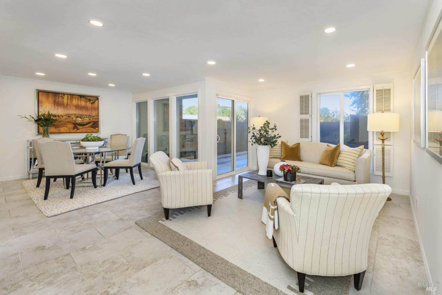 Detail Gallery Image 8 of 31 For 98 Surrey Ln, San Rafael,  CA 94903 - 2 Beds | 2 Baths