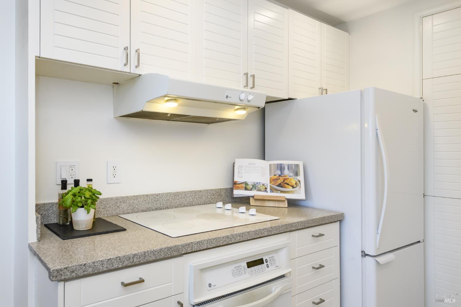 Detail Gallery Image 10 of 31 For 98 Surrey Ln, San Rafael,  CA 94903 - 2 Beds | 2 Baths