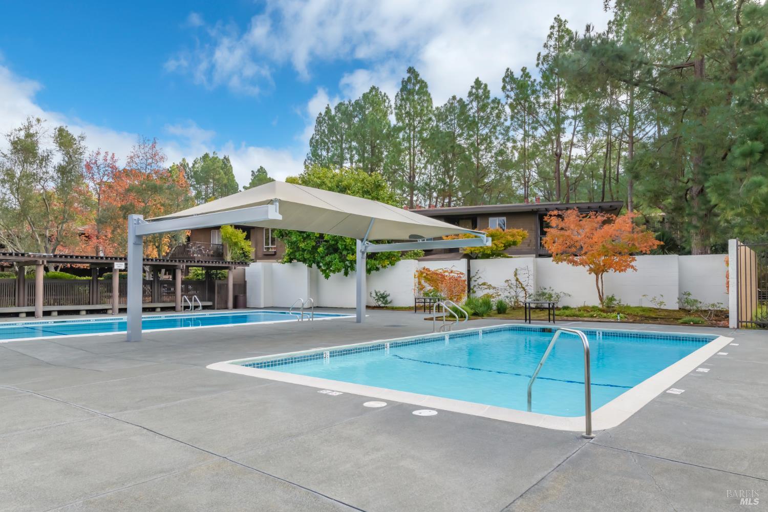 Detail Gallery Image 21 of 31 For 98 Surrey Ln, San Rafael,  CA 94903 - 2 Beds | 2 Baths