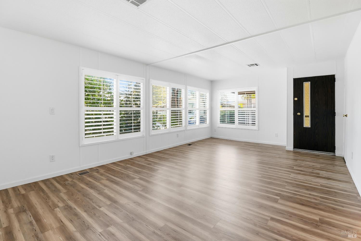 Detail Gallery Image 2 of 22 For 93 W Napa Dr, Petaluma,  CA 94954 - 2 Beds | 2 Baths